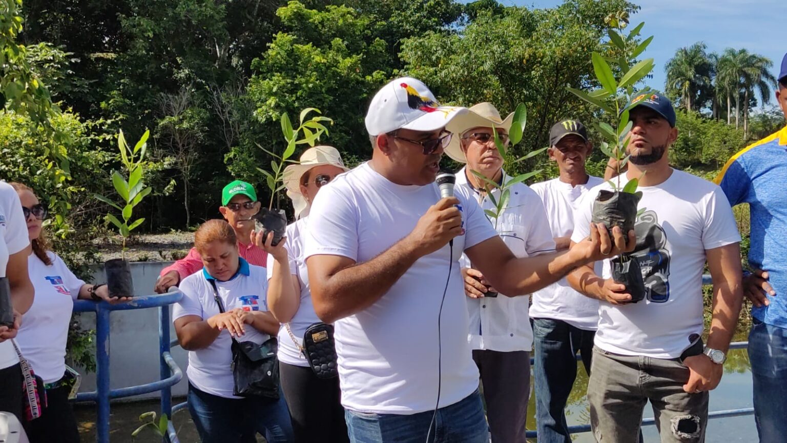 Alcaldía Loma de Cabrera se une a campaña de Reforestación rio Masacre ...