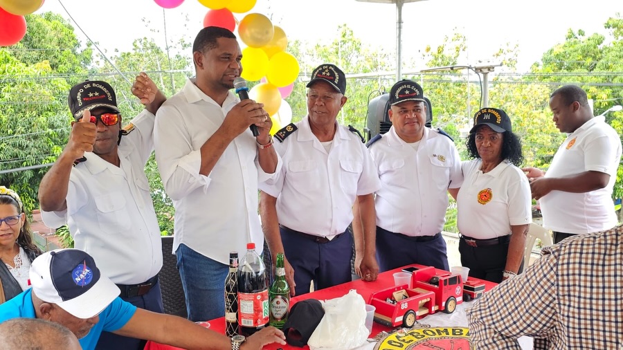 Alcaldía de Loma de Cabrera reconoce la labor de los bomberos en su día