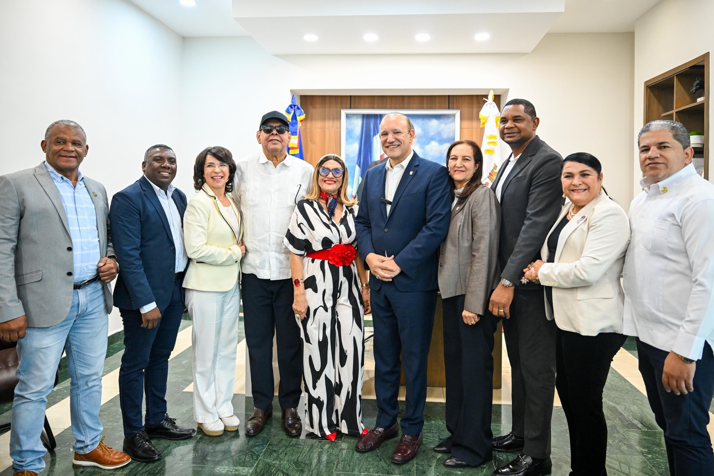 Fernando Villalona recibe reconocimiento y llena de orgullo a Loma de Cabrera